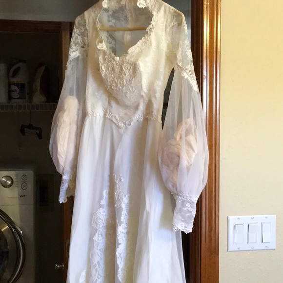 dont know Dresses & Skirts - Wedding dress with slip and vail